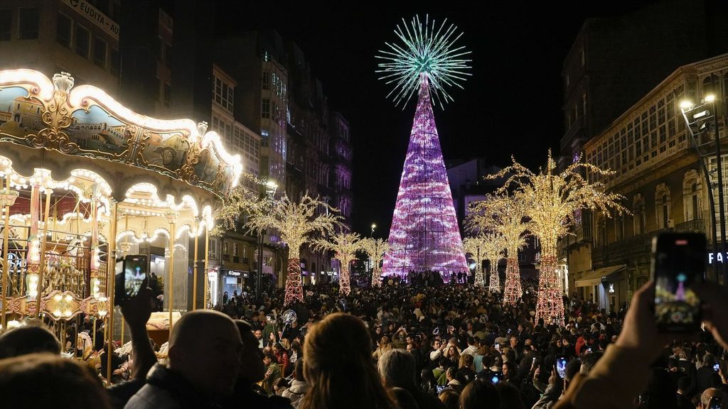 Cientos de personas asisten al encendido de las luces de Navidad en Porta do Sol, Vigo.