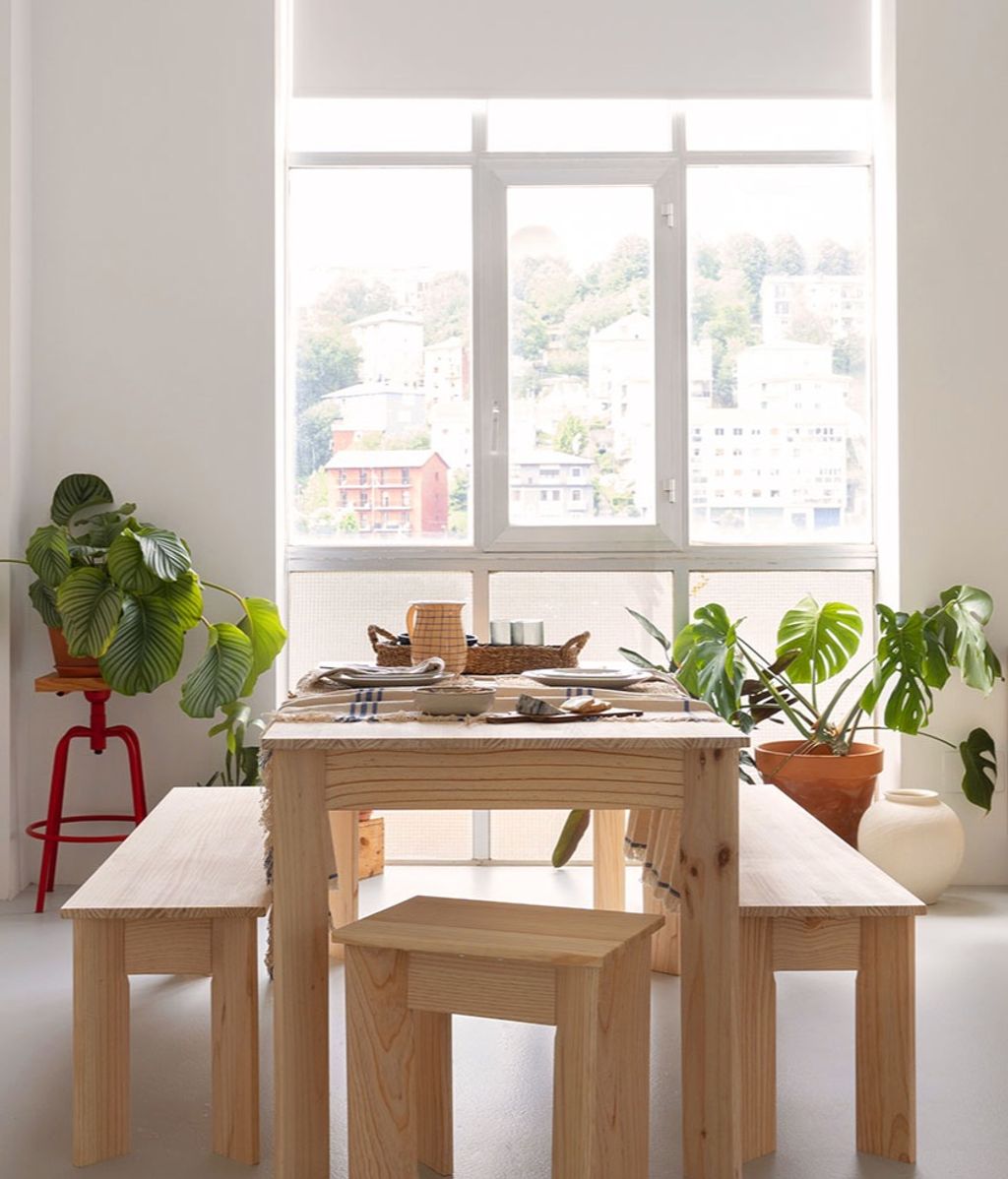 Comedor con mesa y banco de madera