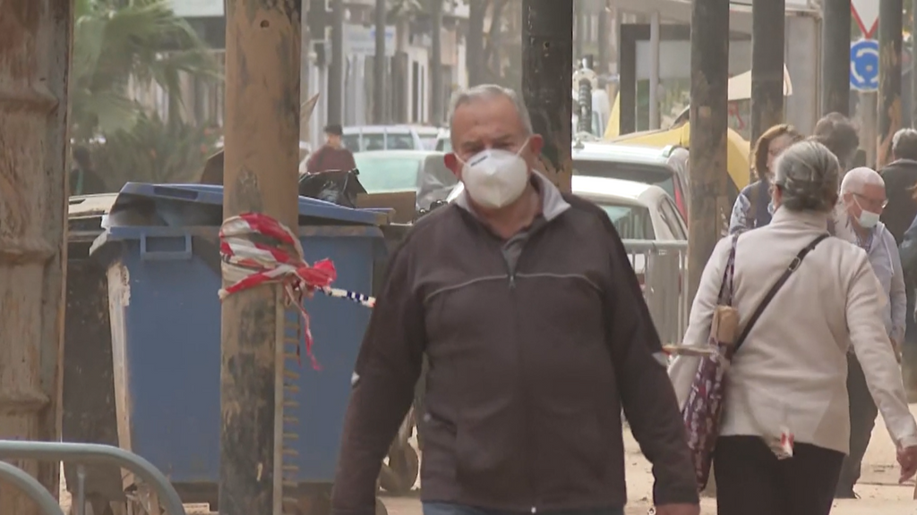 El viento eleva el polvo de la DANA: Sanidad recomienda el uso de mascarillas en las zonas afectadas