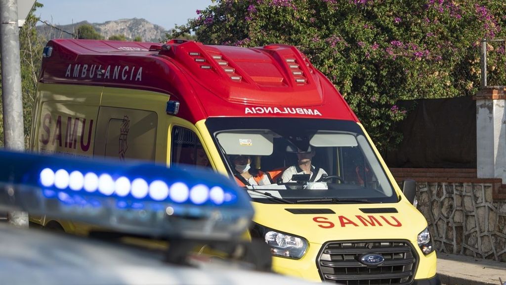 EuropaPress 5407327 ambulancia llega casa donde mujer retenida policia retirado 30 agosto 2023