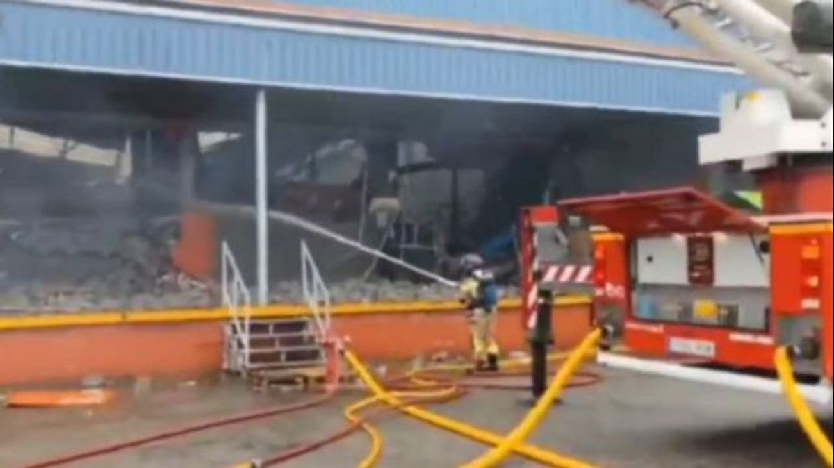 Incendio en el polígono de Silvota, en Llanera, Asturias: piden a los vecinos de Santa Rosa que se confinen