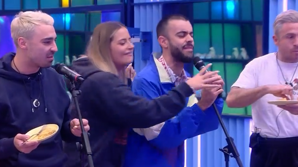 Jorge, Laura y Ruvens cantan una de Estopa