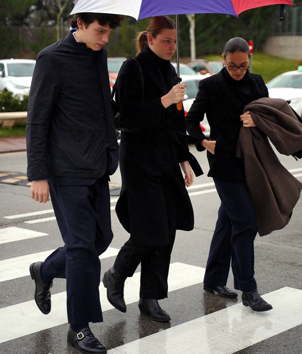 Laura Ponte junto a sus hijos.