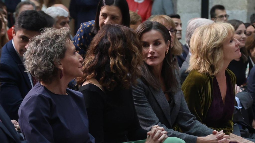 Letizia y Ayuso hablando entre el público