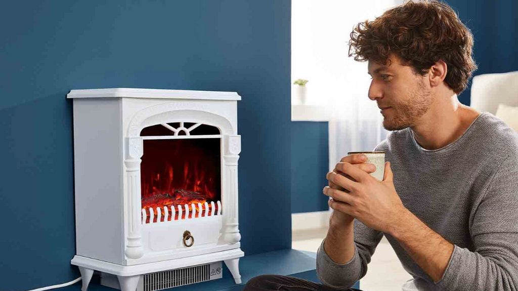 Recreación de la chimenea ya instalada en una habitación, con una persona sentada al lado