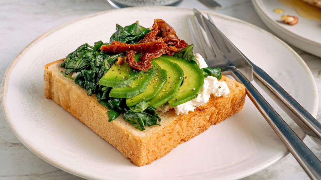 Tostada con aguacate, queso fresco y espinacas