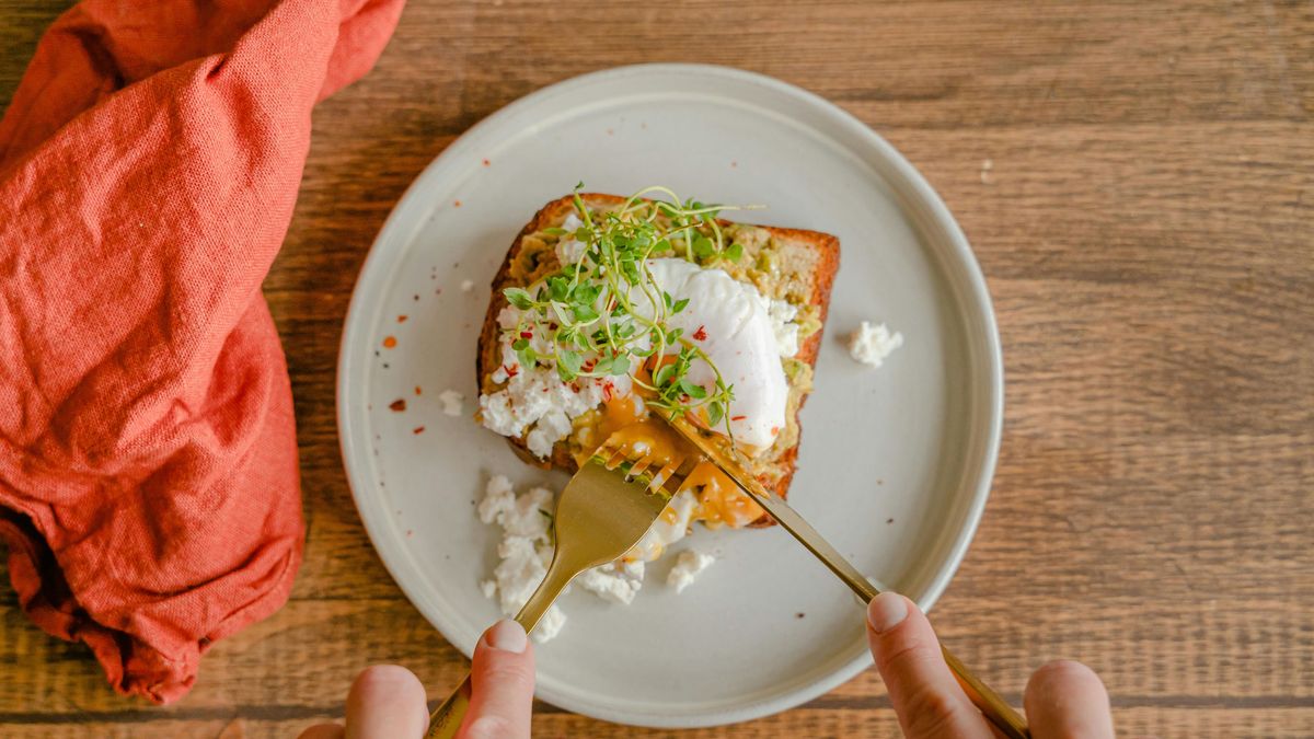 Tostada con queso batido y brotes verdes