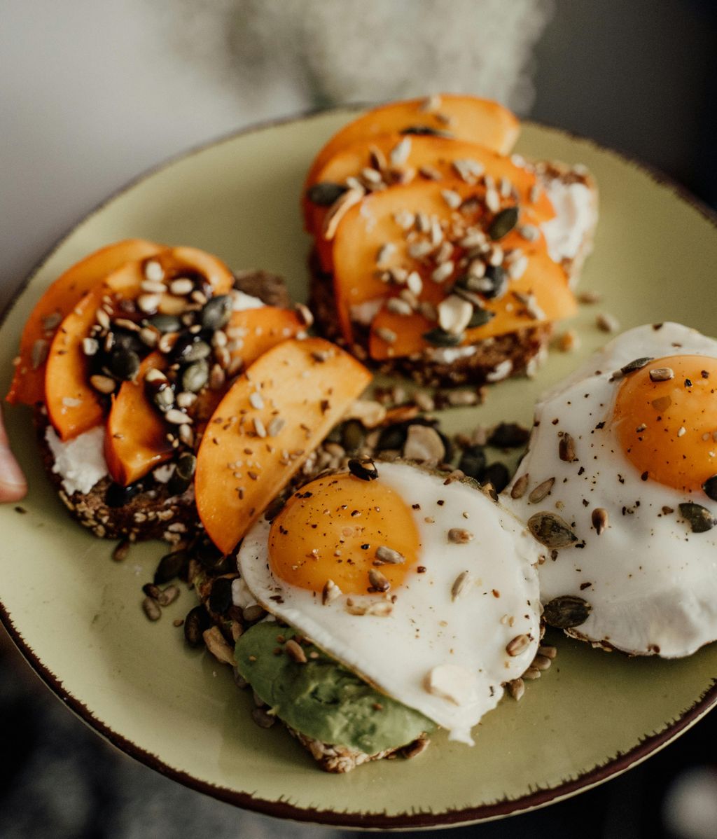 Tostadas con caquis. FUENTE: Pexels