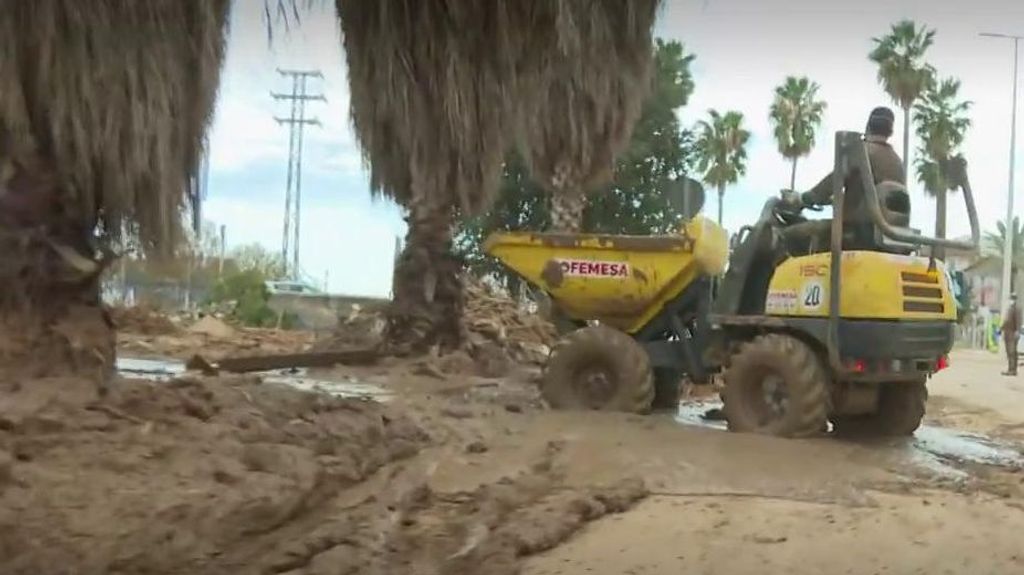 Una excavadora haciendo labores de limpieza para retirar el lodo en Catarroja.