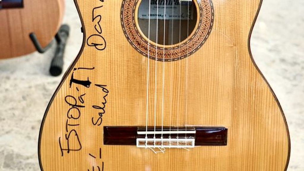 Guitarra firmada por el grupo musical 'Estopa'.