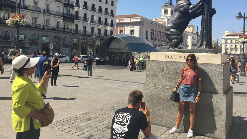 Imagen de archivo de una turista haciendose fotos en Puerta del Sol, Madrid