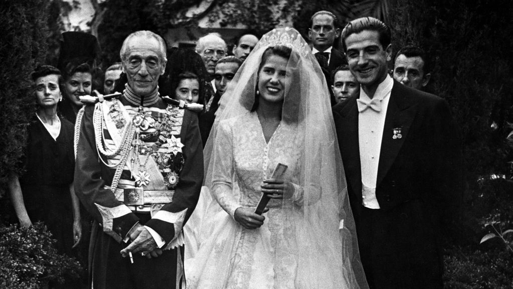 Jacobo (padre de la duquesa), Cayetana y su marido Luis Martínez de Irujo en su boda.