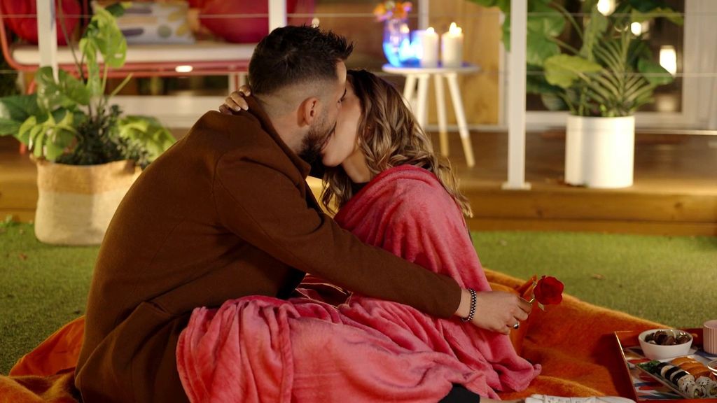 La romántica cita de Lucía y Manu culmina con un apasionado beso Un amor para Lucía Temporada 1 Top Vídeos 40