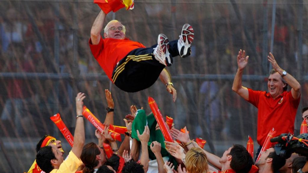 Luis Aragonés es manteado por los futbolistas de la selección