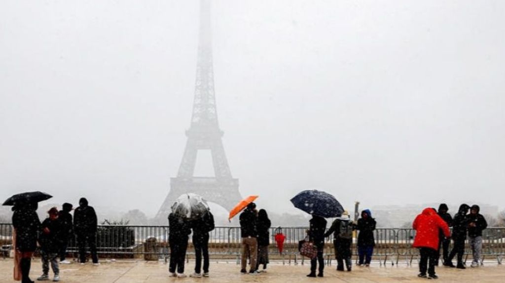 Paisaje nevado en París este jueves