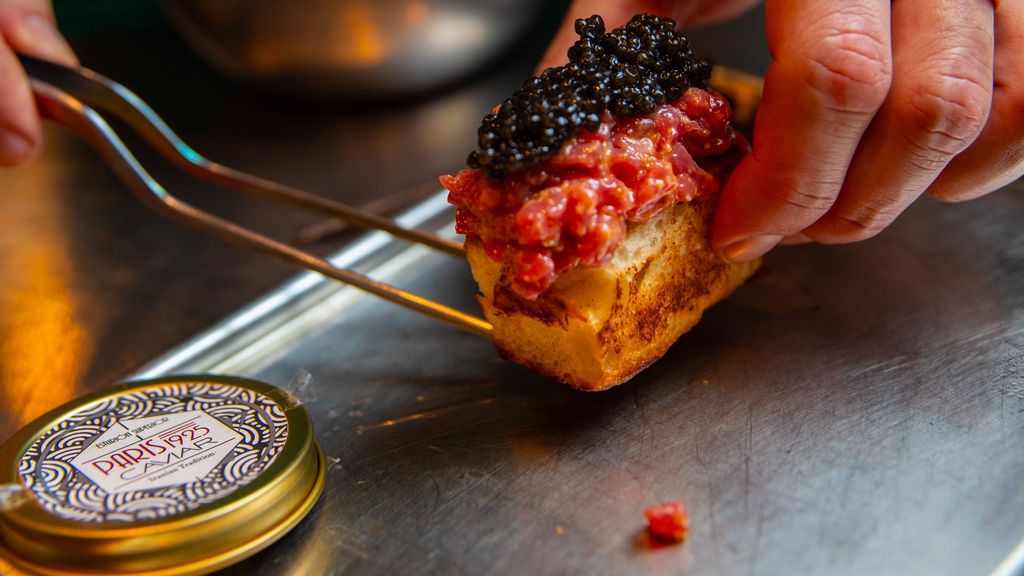 Un momento de la preparación del Steak Tartar de La Tasquería