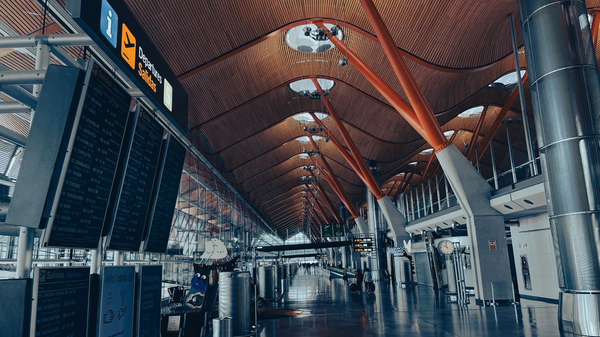 aeropuerto barajas madrid jametlene reskp unsplash