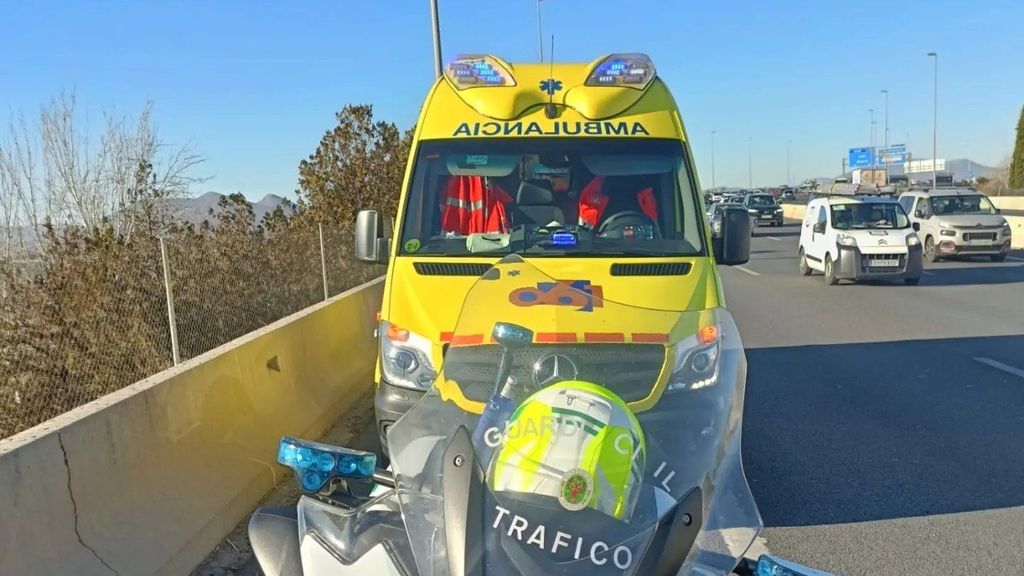 Ambulancia del 061 y moto de la GC de Tráfico en Granada