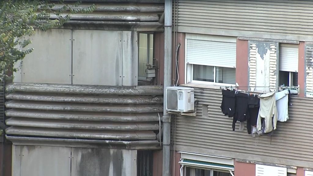 Amianto en la fachada de un edificio de Badía del Vallés, Barcelona