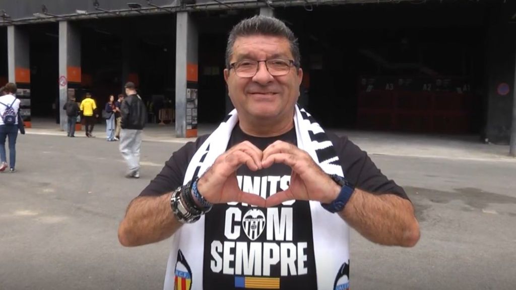 Homenaje en la vuelta del fútbol a Valencia 24 días después de la DANA