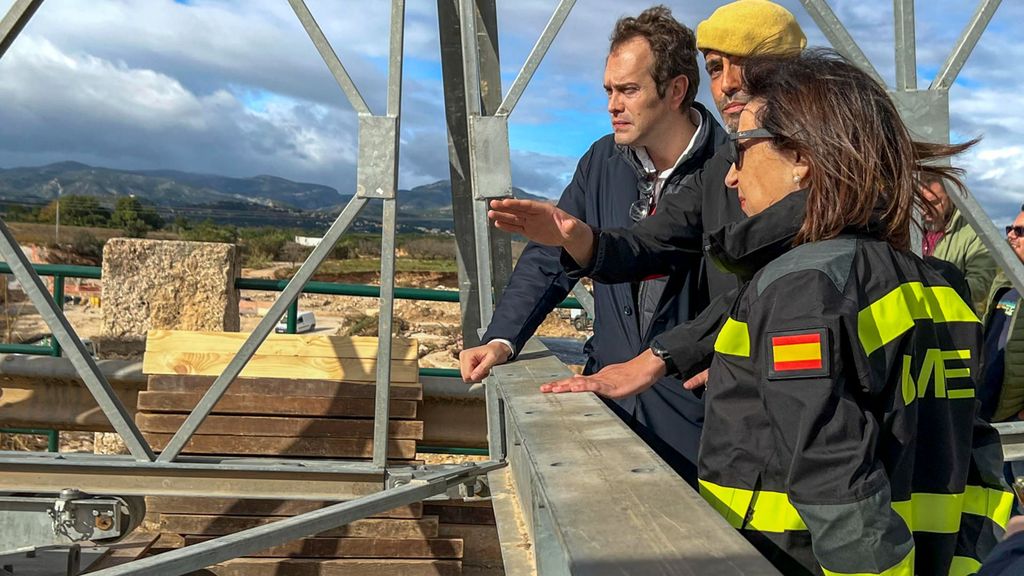 La ministra de Defensa visita en Cheste el puente montado por la UME en 24 horas