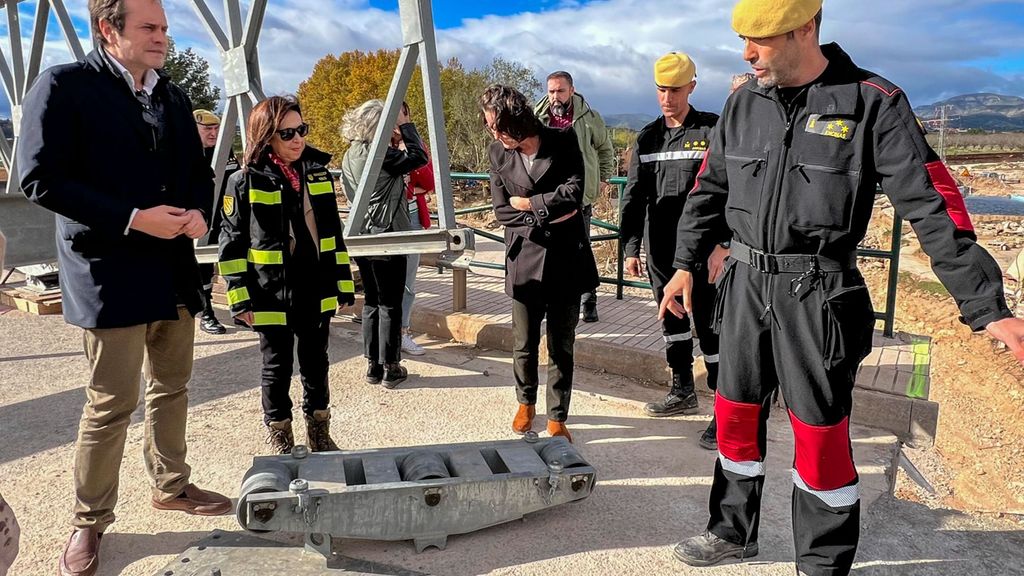 La ministra de Defensa visita en Cheste el puente montado por la UME en 24 horas