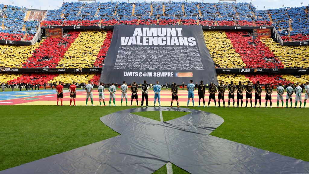 Mestalla homenajea a las víctimas con tifo de Senyera y un gran lema: 'Amunt Valencians'