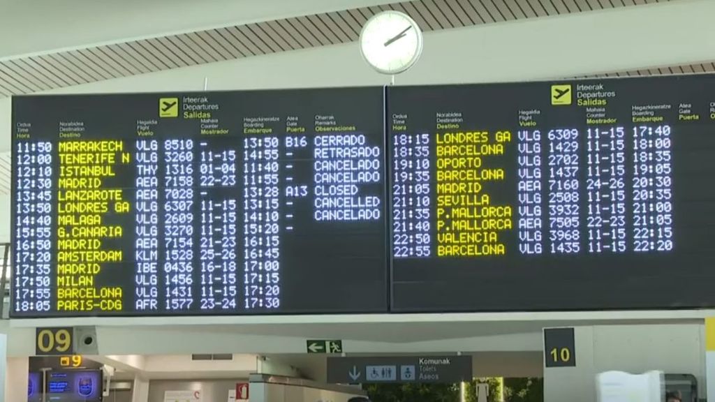 Panel electrónico de salidas en el aeropuerto de Bilbao