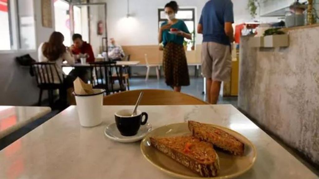 Se viraliza el precio por dos cafés y un par de molletes en el centro de Málaga