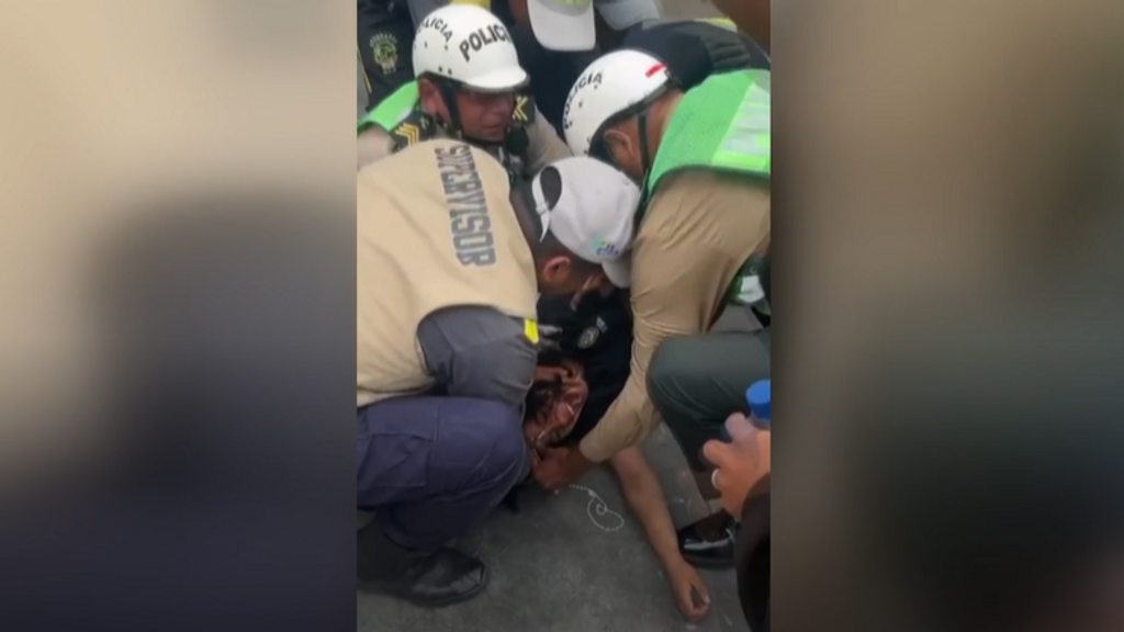 Unos policías hacen exorcismo a una joven que sufría un ataque de epilepsia en plena calle en Perú