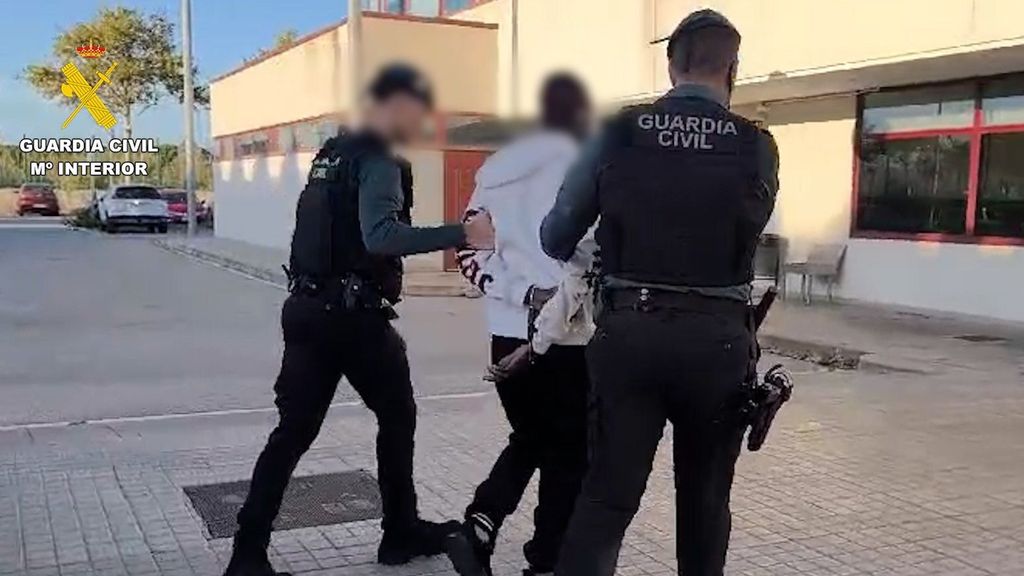 Agentes con un detenido en el Aeropuerto de Barcelona