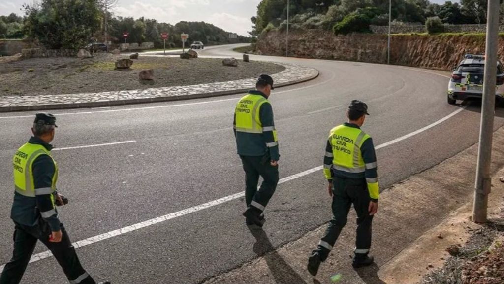 Agentes de la Guardia Civil en el lugar del accidente, este domingo.