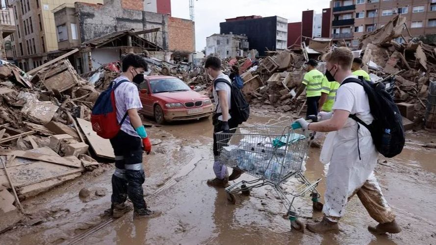 Muere un operario en el derrumbe de un colegio en Massanassa, muy afectada por la DANA