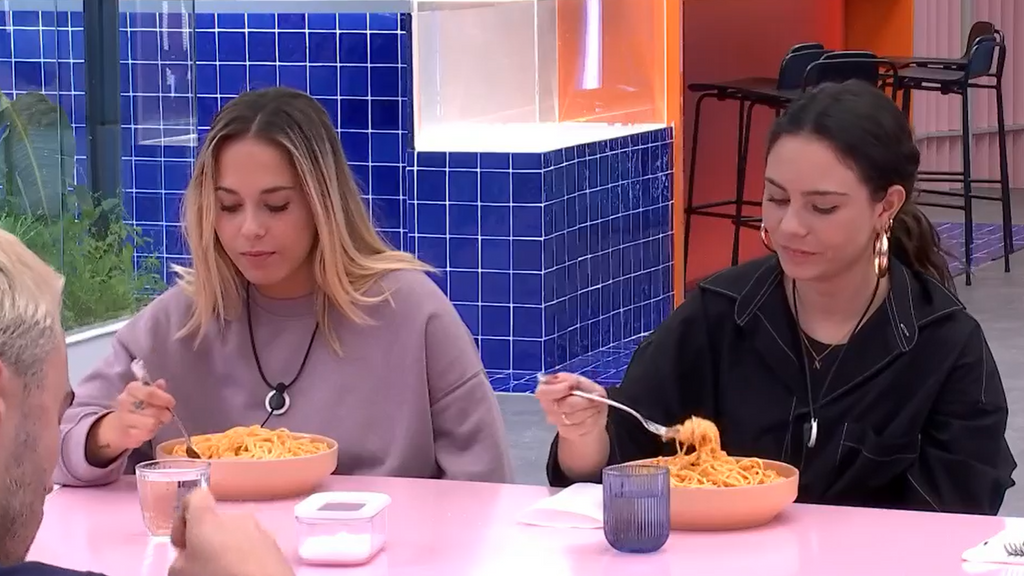 Violeta y Nerea comen pasta