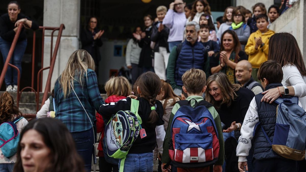 Alumnos de Massanassa reanudan las clases en la Escuela de Magisterio de València