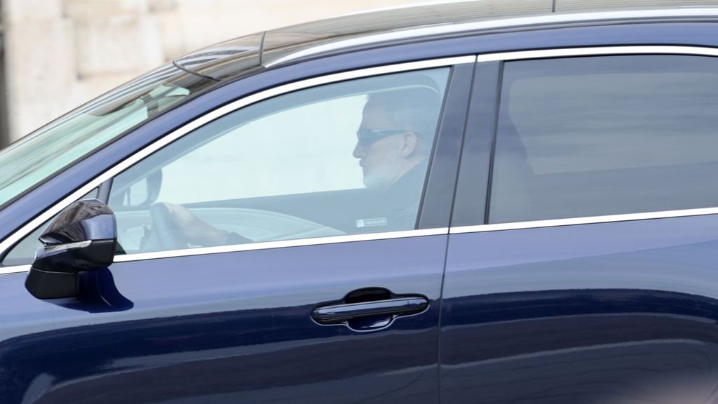 El Rey Felipe entra en el Palacio Real conduciendo su coche, a 7 de febrero de 2024, en Madrid (España).