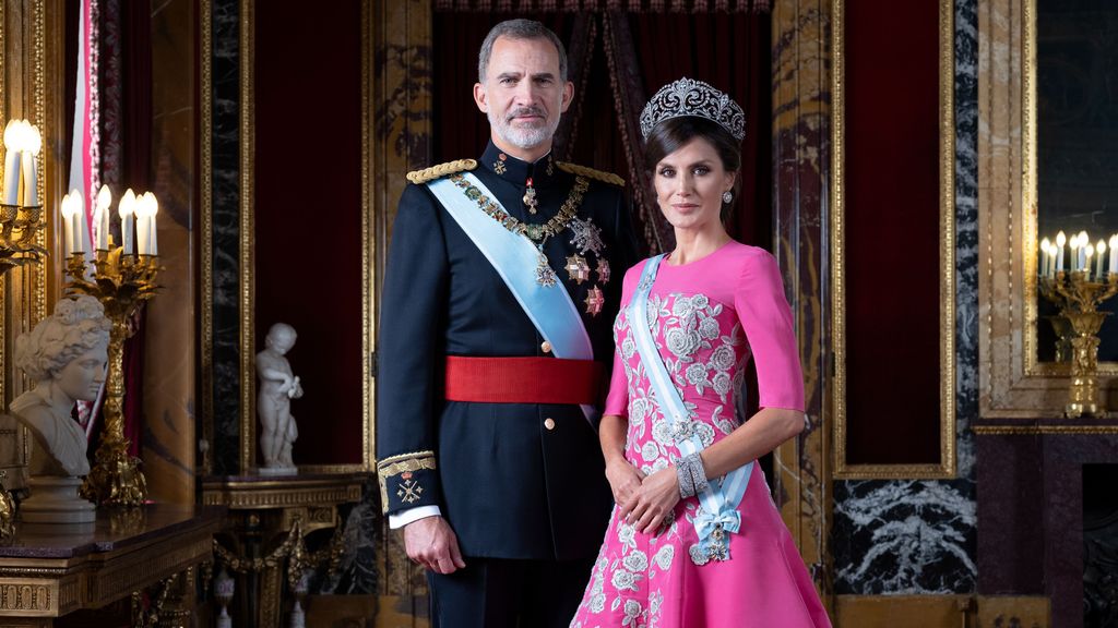 Los últimos retratos oficiales de los reyes Felipe y Letizia en 2020.