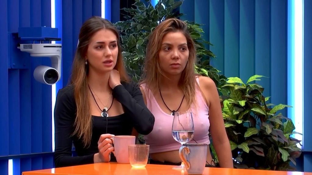 Maica y Daniela separadas de los demás