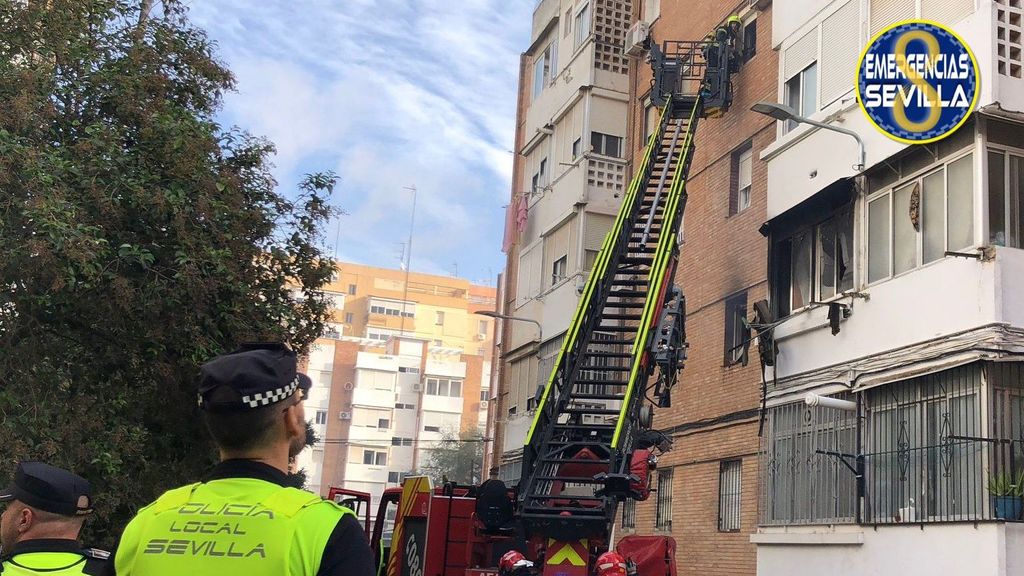 Momento de la actuación de los Bomberos en el incendio de Sevilla