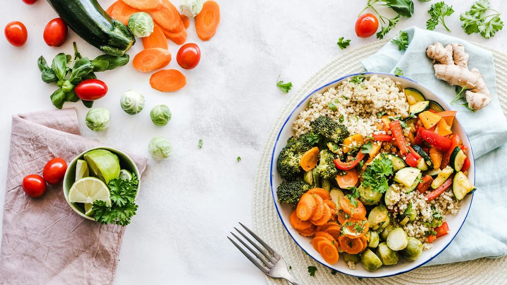 Plato con vegetales variados y quinoa