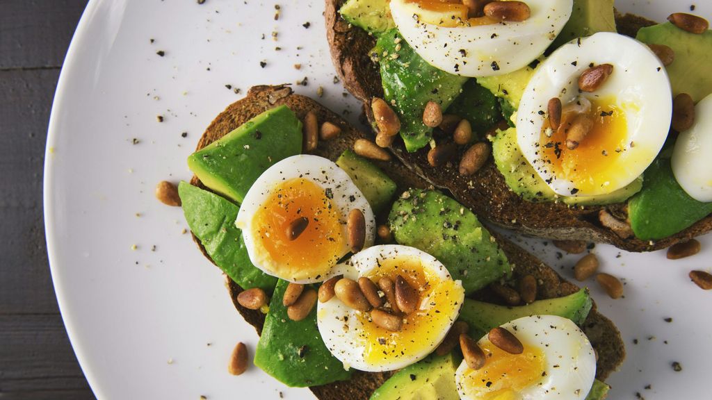 Tostadas con aguacate, huevo y piñones