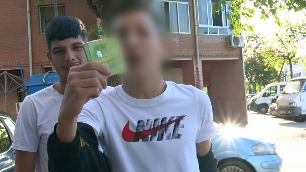 Vecinos de Las Palmeras muestran a 'Callejeros' sus billetes, drogas y navajas: "Nos vamos a repartir manteca"