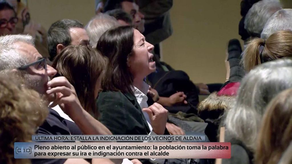 Una vecina de Aldaia estalla contra el alcalde en el pleno abierto al público en el ayuntamiento: "A mi familia no me la toca nadie"