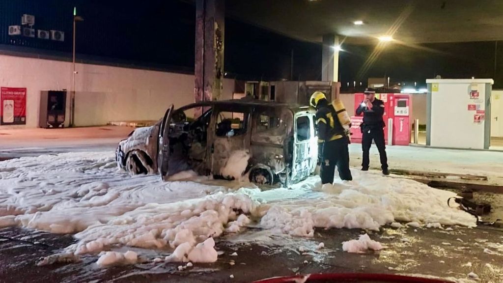 Actuación de los Bomberos en una gasolinera de Chicalana de la Frontera, en Cádiz