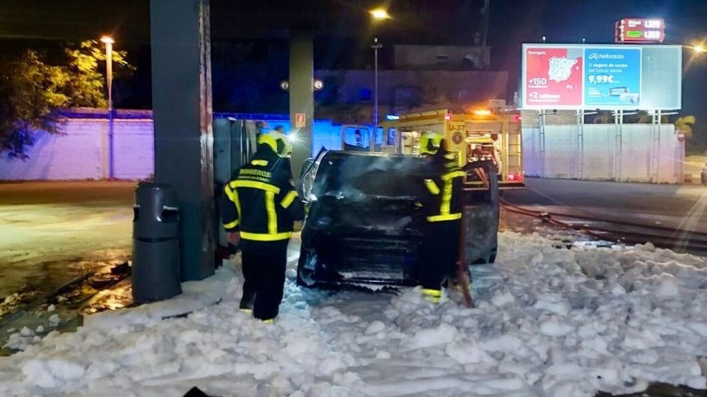 Actuación de los Bomberos en una gasolinera de Chicalana de la Frontera, en Cádiz