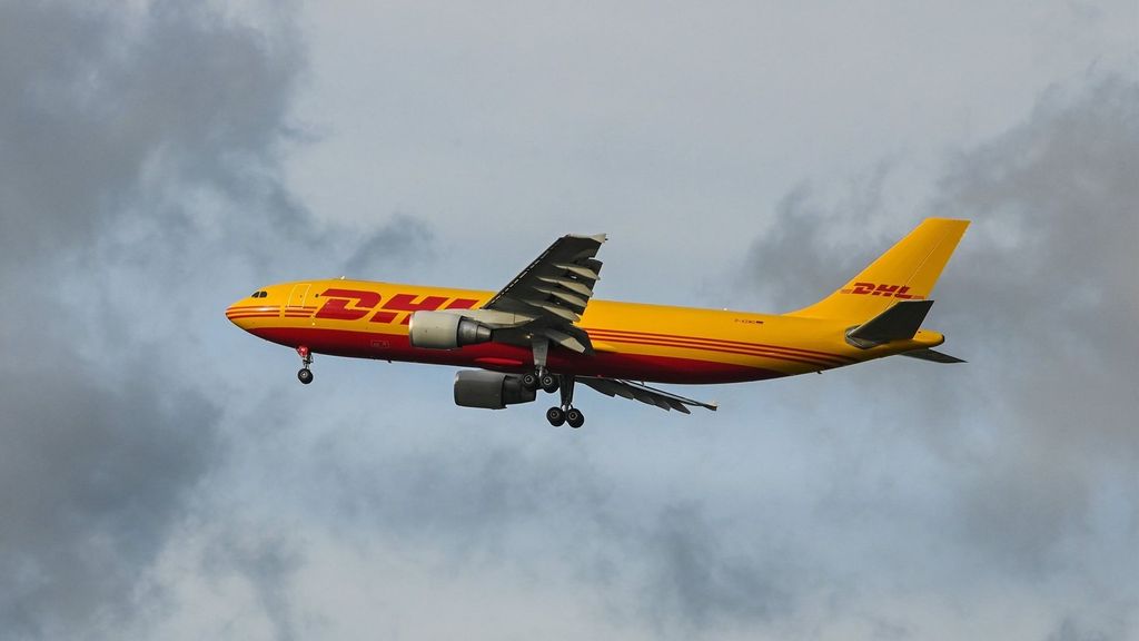 Avión de DHL en el aeropuerto de Leipzig, Alemania