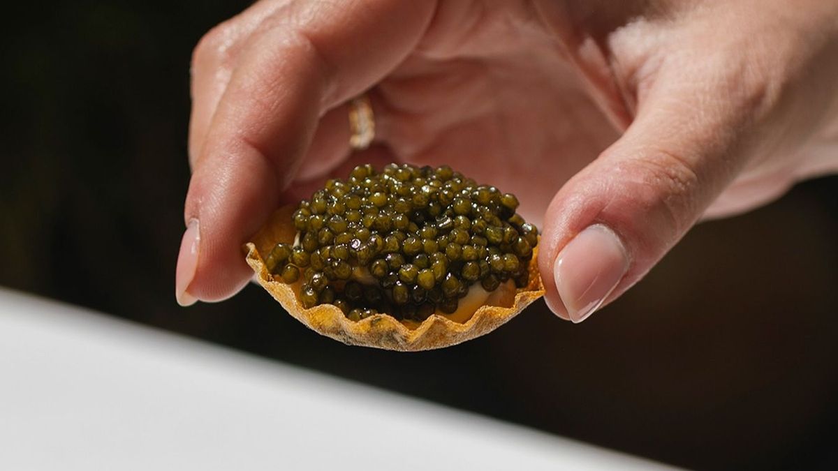 Chicharrón de corte con caviar