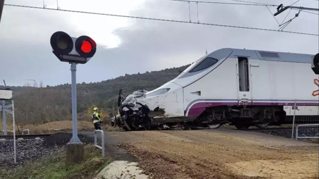 Dos fallecidos en la colisión entre un turismo y un tren en Husillos, Palencia