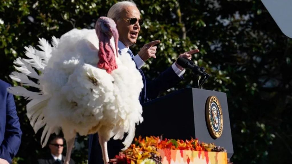 Biden indulta a dos pavos en la Casa Blanca: Peach y Blossom, que simbolizan la “resistencia”