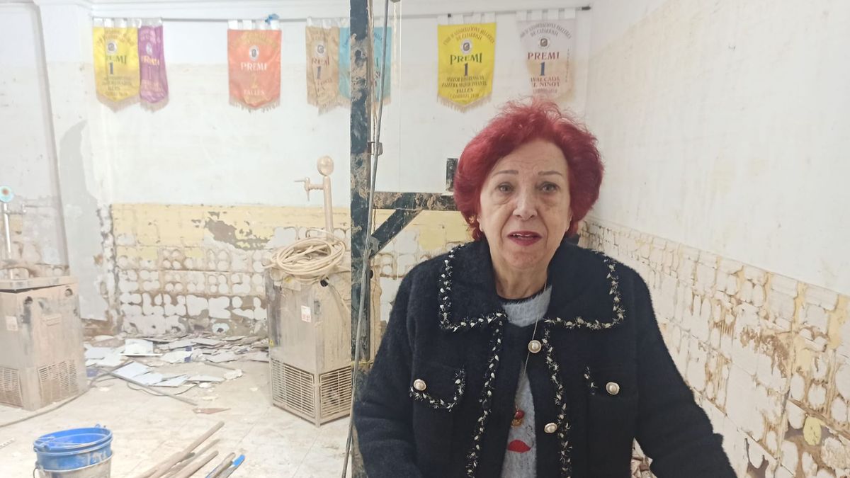 Elisa visita el local de su falla totalmente destrozado